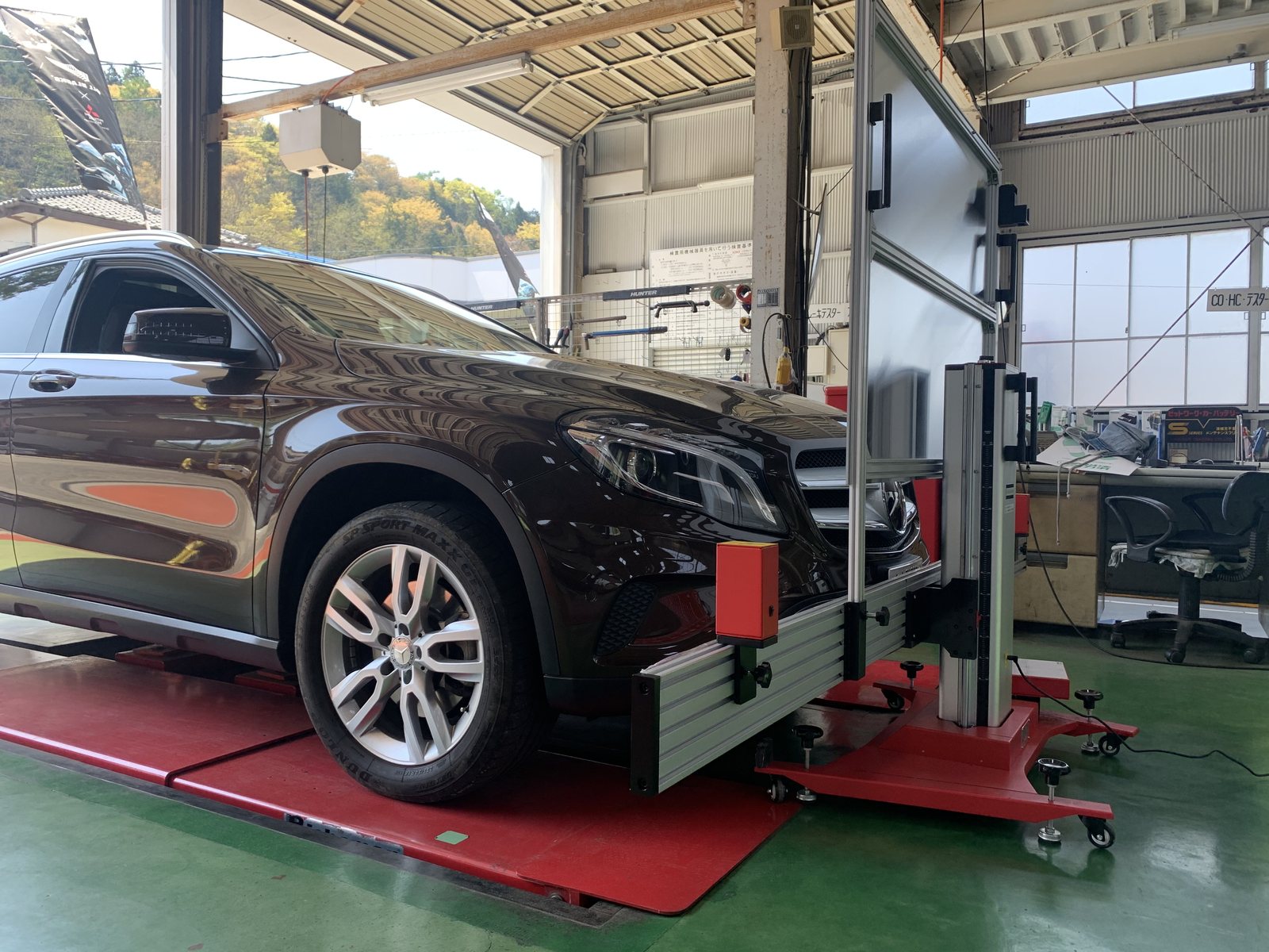 メルセデス・ベンツ（GLA）のエーミング・車検を行うカネキ自動車の自社設備